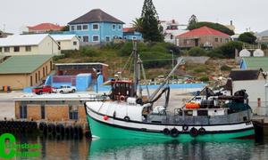 Blou huis loop deur onder diewe