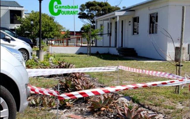 Die afgebakende area met verkeerslint waar die dikkoppie haar twee eiers gelê het.