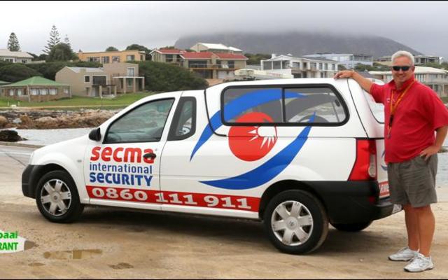 Bryan Chambers van Secma Security wat nog ‘n reaksie-voertuig by hulle vloot gevoeg het om die Kleinbaai-omgewing te diens.  