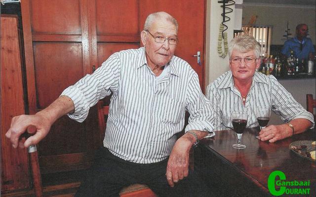 In gelukkiger dae -  Bertus Botha en sy eggenote, Suna ontspan met ‘n glasie rooiwyn ná sy finale aftrede op 25 September 2016.  