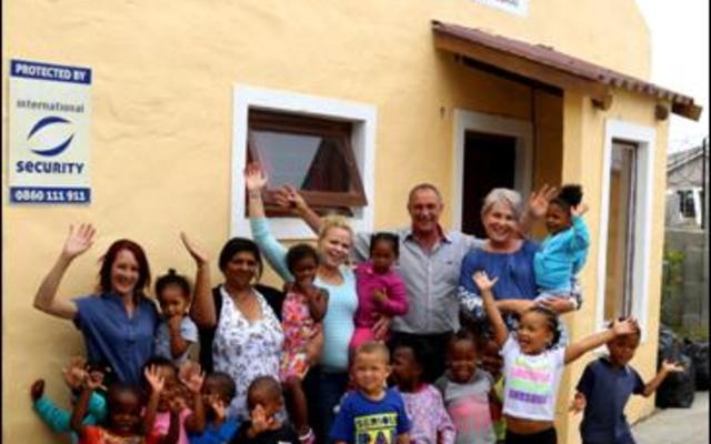 OK Foods Gansbaai het ‘n naambord geborg vir die Strandlopertjie Bewaarskool in Blompark.  ‘n Baie dankbare skoolhoof, Priscilla Cronjé, staan links, met Joleze Sauls (die kok), Jeanie Groenewald (opvoeder) en Chris en Petra van Rensburg, eienaars van OK  Foods Gansbaai saam met die opgewonde kleinspan.