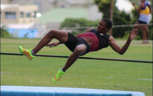 Hubern Visser in aksie in die seuns o/16 hoogspring-item, waarin hy die beste hoogte van 1.6m vir die dag gespring het.  