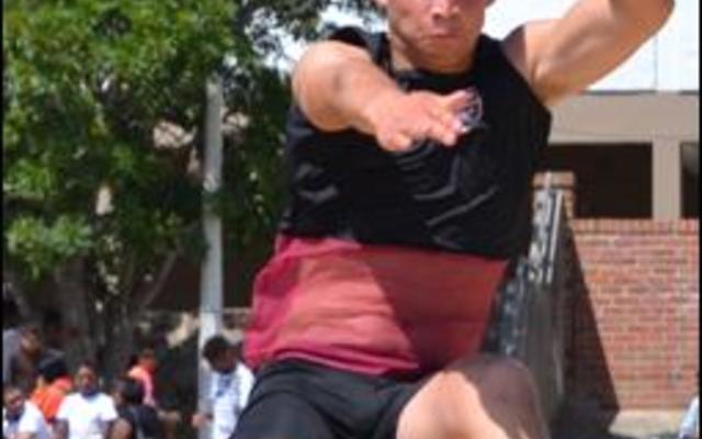 Hier is Izaan Newman, seuns o/17, in aksie met die verspringitem. 