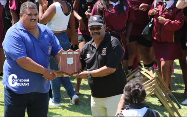 ‘n Trotse mnr Tommy Wilson, skoolhoof van Gansbaai Academia (regs) ontvang die gesogte trofee van Albert Myburgh se skoolhoof. 