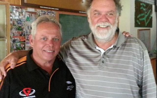 Dr Hugo Groenewald (regs), wenner van die Maandelikse Houespel, staan hier saam met die klubkaptein, Jacques Nell.