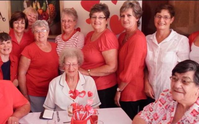 Valentynsdag se vreugdevure het Dinsdag, 14 Februarie 2017 voluit gebrand. Herberg-aan-See se inwoners is nie agterweë gelaat nie. Gansbaai Goue Hande, bekend vir hul enorme werk by die tehuis, het ‘n spesiale Valentynsontbyt vir die inwoners voorgesit. Agter vlnr Anita Botha, Loretta van Zyl, Francia van Dyk (sameroeper), Suzie Rademan, Jeanette Crafford, Amanda le Roux, Elra le Roux, Sally Bezuidenhout en Uten de Milander. Voor vlnr is 3 inwoners, Suster Linda Meyer, Hermiena Groenewald en Annette Otto. 