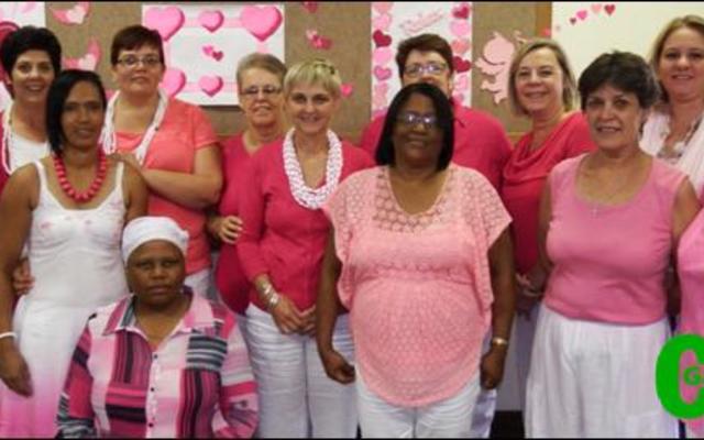 Hierdie groep rooi-getooide dames is almal personeellede van Gansbaai Munisipaliteit Administrasie en het selfs die kliënte opgewonde oor Valentynsdag gehad.