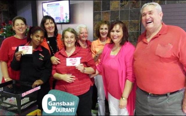 Gansbaai Superspar het hartjie-koekies aan kliënte uitgedeel. Vlnr Anneline, Fundiswa, Lea, Laetitia, Jakkie, Riana, Mariette en hulle glimlaggende kliënt, Dawid Roos van De Kelders.