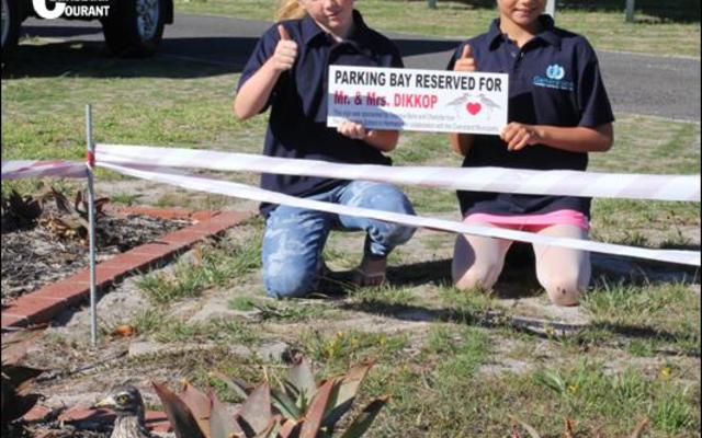 Twee meisies van die Generation School Hermanus,  Theresa-Belle Boothway en Charlotte Westerhout, was baie beïndruk met Overstrand Munisipaliteit se afbakening van ‘n dikkoppie broeipaar se nes met verkeerslinte agter die hofgebou. Hulle het in samewerking met die munisipaliteit ‘n spesiale padteken daar laat aanbring: “Parking Bay Reserved for Mr & Mrs Dikkop”!