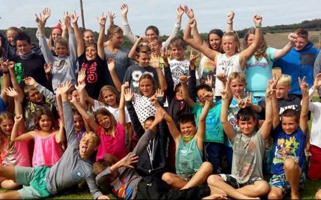 Die groot groep het opgewonde vir die kamera gewaai, maar was ietwat hartseer om aan die einde van die kamp totsiens te sê. 