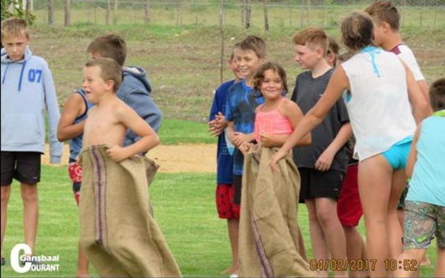 Die sakreisies as deel van die “kompetisie”-ontspanning was groot pret – mens wonder net of hierdie jongman klere onder sy sak aangehad het!