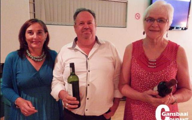 Thérèse de Wet (links) het die gelukkige kaartjienommers getrek, met Deon Steyl van Hermanus Elna Batt van Gansbaai wat elk ‘n bottel wyn gewen het.