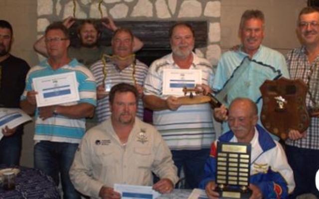 Overberg Kushengelklub se 2016 trofee-wenners: Voor vlnr Stephen Ashlin en Eric Coetzee. Agter vlnr Anthony Melly, Sian Toua, Arno van der Merwe, Oubaas Lesch, Frans Claassen, Eldo Marais (Kampioen) en Leibrandt van Niekerk. 
