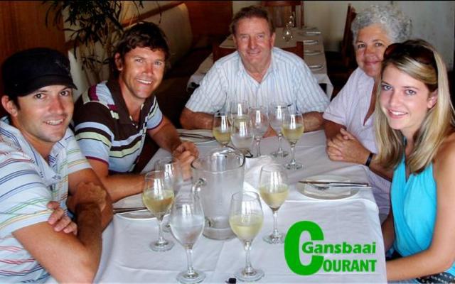 Die Johnson-gesin in gelukkiger dae – van links is Barry se 2 seuns, Liam en Guy, Barry en sy eggenote, Gayle en hulle dogter, Vera.