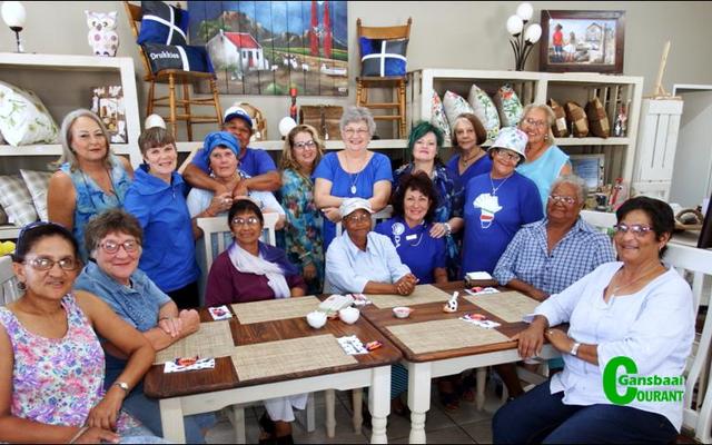 Die groep dames wat na Raadslid Riana de Coning se “Blou Tee” oggend genooi is.  Riana is tweede van regs in die middel en Raadslid Moira Opperman heel regs.