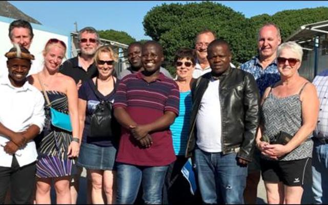 The tourists from Belgium were very pleased with the entertainment in Masakhane, as well as the Masakhane Tour, presented by Ally Msweli (middle front). With them are several guests from Gansbaai.   