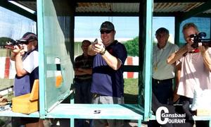 Teiken! Rondtes! Vuur! Pistoolklublede oefen hul vernuf