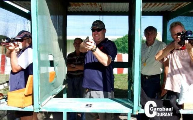Gelukkig vir die fotograaf was Alec Kitley, baanbeampte van Gansbaai Pistoolskietklub, se bevel “Ontlaai! Verklaar!” met die neem van hierdie foto. Vlnr Johan van der Mescht, Berno Punt en Andrew Mac Queen wat met hul ontlaaide wapens verby die fotograaf mik. Agter vlnr hou Alec Kitley en Andy Hammond (veiligheidsoffisier) die situasie fyn dop. 