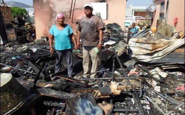 Dolf en Lena Europa staan verslae by hul 3 afgebrande buitegeboue waar huurders gewoon het. Net as en plate  het oorgebly. Selfs hul hoenders kon nie betyds van die vlamme gered word nie.