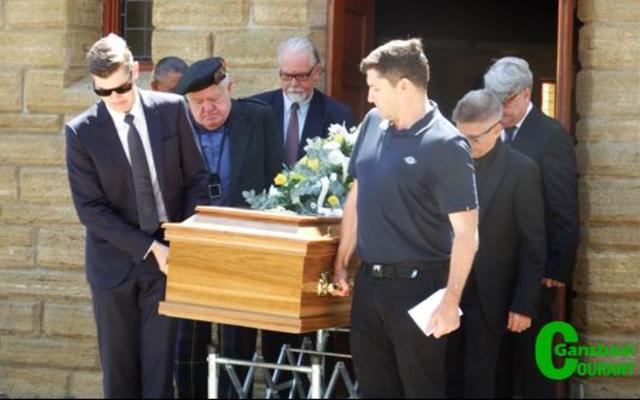 Die draers tydens Barry Johnson se Gedenkdiens in die NG kerk, Stanford. Van voor is Guy Johnson (seun), Liam Johnson (seun). Craig Johnson (broer), Shaun Johnson (broer), Andre Steyn (vriend) en Brian Smith (vriend).