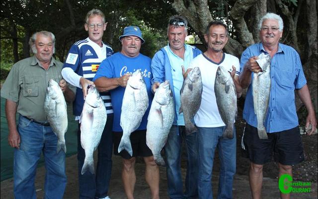 Die groep hengelaars van Overberg Kushengelklub, wat eers ná ‘n week se harde werk aan hul nuwe klubhuis aan die kompetisie kon gaan deelneem. Van links Eugene Rheedeer, Pieter Marais, Oubaas Lesch, Eldo Marais, Johan van Romburgh en Dennis Jolliffe.