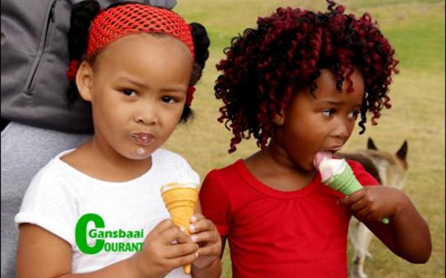 Om met ‘n roomys beloon te word vir jou deelname was ‘n groot aanmoediging vir die kleingoed.  Evelynn Damon en Isivile Lose het die sportdag terdeë geniet.