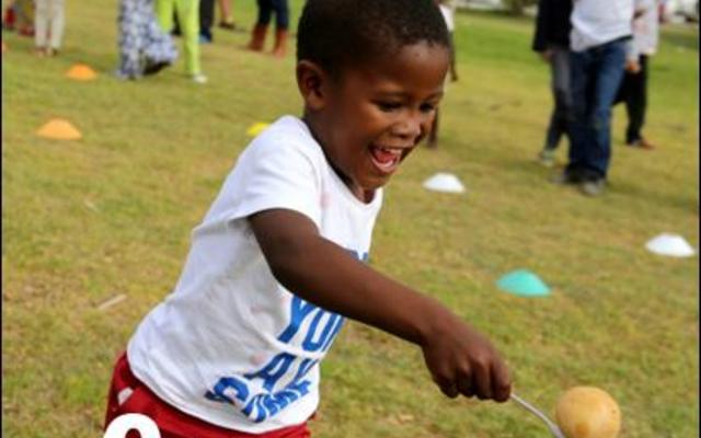 Om hierdie aartappel op die lepel te balanseer en volspoed vorentoe te hardloop is voorwaar ‘n kuns wat klein Caleb Absolome uitstekend bemeester het.