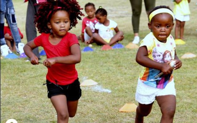 Isivile Lose en Anothando Sinelethu sukkel nie met die aartappelloop nie.  Hulle hou dit doodeenvoudig vas en nael vir die wenpaal waar ‘n hele skare familielede en vriende hulle staan en aanmoedig het.