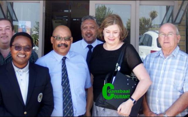 Die Minister van Onderwys is deur verskeie hooggeplaastes vergesel tydens haar positiewe besoek aan Gansbaai Academia. Voor vlnr rdl Riana de Coning, Masizole Mnqasela (Lid van die Parlement), Tommy Wilson (skoolhoof), Minister Debbie Schäfer, rdl Dudley Coetzee (Overstrandse Onder-burgemeester) en rdl Lindile Ntsabo. Agter vlnr rdl Archie Klaas (ODM Onderburgemeester), rdl Stephen Fourie (ODM), Betram Loriston (D-rekteur: Overberg Onderwys) en rdl Andrew Komanie.