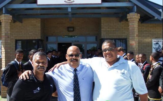Peter de Villiers, voormalige Springbokafrigter (links) saam met Tommy Wilson (skoolhoof) en Samuel Theron (CEO: Sport Implementation Foundation) staan hier voor Gansbaai Academia waar die o/16 en o/19 rugbyspanne hom met ‘n erewag verwelkom het.