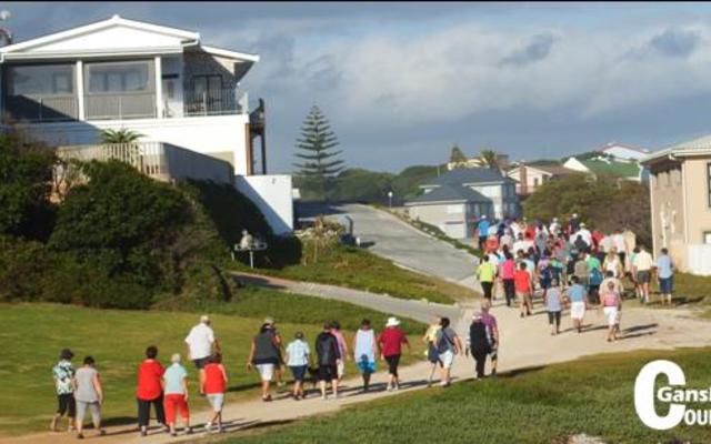 Met ‘n glasie vonkelwyn agter die blad en die pragtige roete wat voorlê, vertrek die stappers al geselsende.