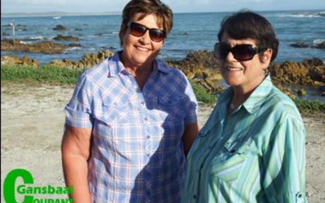 Twee van die dapper stappers, Aletta Löchner, koorleidster van die NG Kerkkoor (links) en Maritha Kriel, wat besonder bevoorreg is om hierdie stapgeleentheid mee te maak nadat sy wonderbaarlik van die ernstige siekte, Guillain-Barré sindroom (GBS) herstel het.