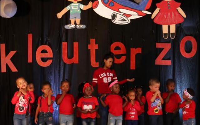 Die Walvisklassie van Strandlopertjies Bewaarskool in aksie – van links:  Evelyn Damon, Juwayne Robbertson, Anothando Mtatse, Zillian Maphasa, Khayone Mtokwana, Chemile Titus, Fabian Abrahams, Caleb Absolome, Gerencia  Jacobs en hul studentehulp, Sheree (agter).