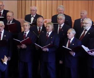 Staande applous vir mannekoor