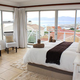 Queen size bed in full en-suite room with views