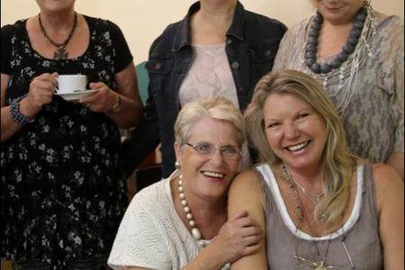 Gansbaai Leeskring se oggend saam met skrywer, Chanette Paul (voor regs) was 'n groot sukses. Nicolette Bosch sit voor by haar. Agter van links: SD Fourie, Ronél de Villiers en Rita Grotsius.