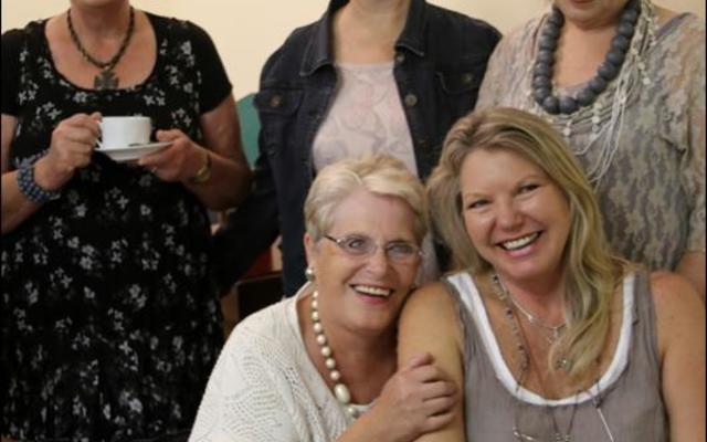 Gansbaai Leeskring se oggend saam met skrywer, Chanette Paul (voor regs) was 'n groot sukses. Nicolette Bosch sit voor by haar. Agter van links: SD Fourie, Ronél de Villiers en Rita Grotsius.