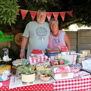 ‘n Man en vrou span – John en Nelia McGregor bied allerlei interessanthede aan by die maandelikse mark wat by die Rooms Katolieke kerk aangebied word.  