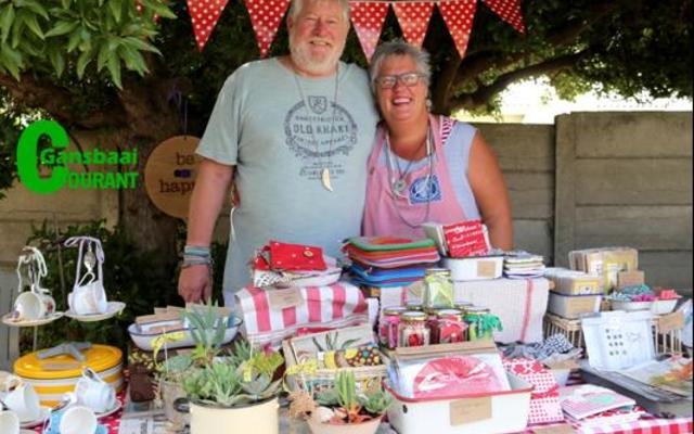 ‘n Man en vrou span – John en Nelia McGregor bied allerlei interessanthede aan by die maandelikse mark wat by die Rooms Katolieke kerk aangebied word.  