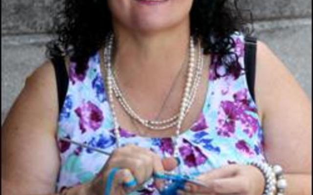 Alda Rowan verwyl haar tyd met breiwerk, terwyl sy op markgangers wag om haar pragtige handwerk uit te soek.