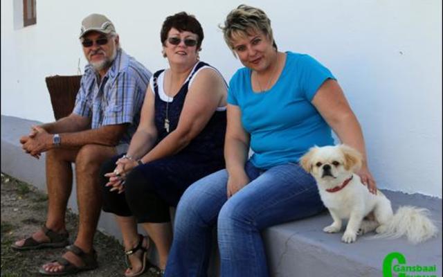 Mense het van heinde en ver gekom vir die jaarlikse basaar.  Hier kuier Denita en Johan Gousard, nuwe intrekkers in Gansbaai vanaf Hendrina, saam met Liesle Volschenk en haar hondjie, Lappies van Napier. Die vrolike groepie het gesê hulle sit aan die ‘aircon’-kant van die saal.