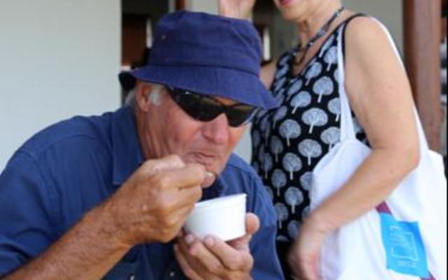 Daryl Mills,'n boer van Phillipi en Petro Trautman van Franskraal deel 'n grappie.