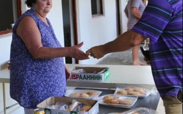 Die kostafels was vining leeg verkoop. Das van Dyk koop smullekker pasteie by Lorraine de Wet se tafel.
