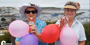 Vrolike stappers van Herberg-aan-See – Frieda Prinsloo en Gina Louw.