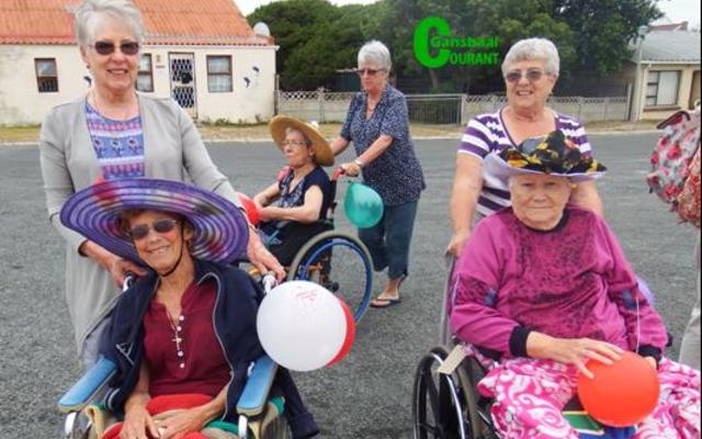 Hettie Cronjé en Rhona Smit (voor) het vrolike hoede opgehad om hulle teen die son te beskut.