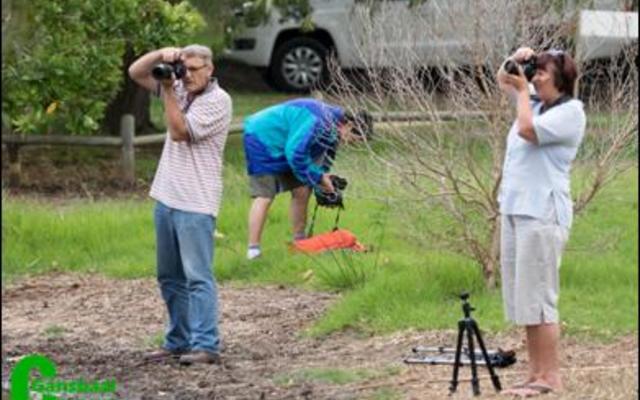 Meer pret as om in die natuur met ‘n kamera in aksie te wees, kan daar nie vir fotograwe wees wat terselfdertyd ontspanning nodig het nie. Links is Christo Wessels besig om sy stokperdjie uit te leef.