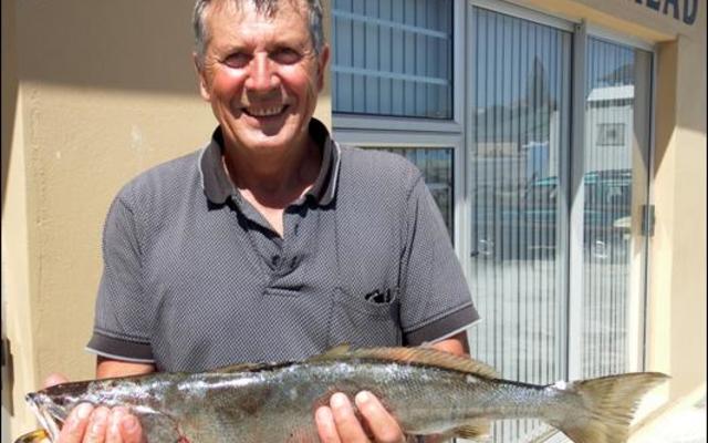 George Rowan vertoon sy geelbek van 1.7kg, wat ook die swaarste vis vir die dag was.
