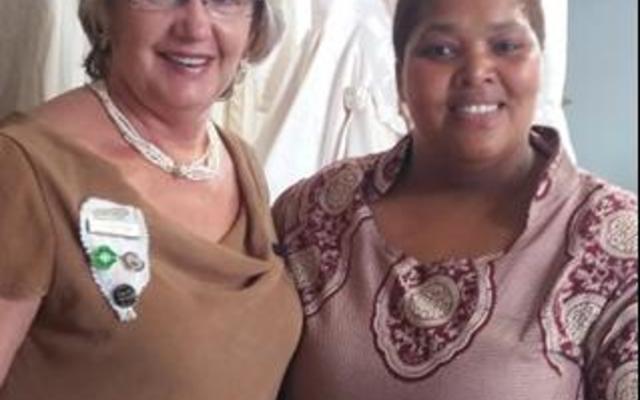 Rienie Lüdick (links) van Gansbaai, Overberg VLV se Sirkel-president, saam met Raadslid Zikiswa Tonisi, Onderburgemeester van die Kaap Agulhas Munisipaliteit, tydens Overberg VLV se 84ste Konferensie in Bredasdorp. 