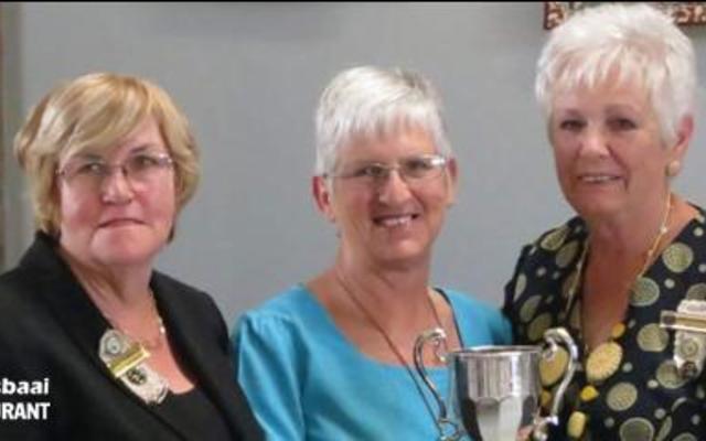 Miempie du Plessis (middel) van Gansbaai het, saam met Berta Koekemoer (links) van Hermanus die meeste punte behaal vir die Consul Trofee vir preservering. Regs is Sunette de Villiers, President van die Worcestersirkel.