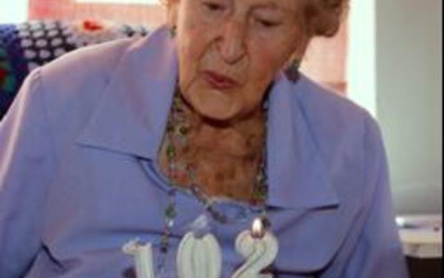 Ouma Mick blaas die '102' kerse dood.